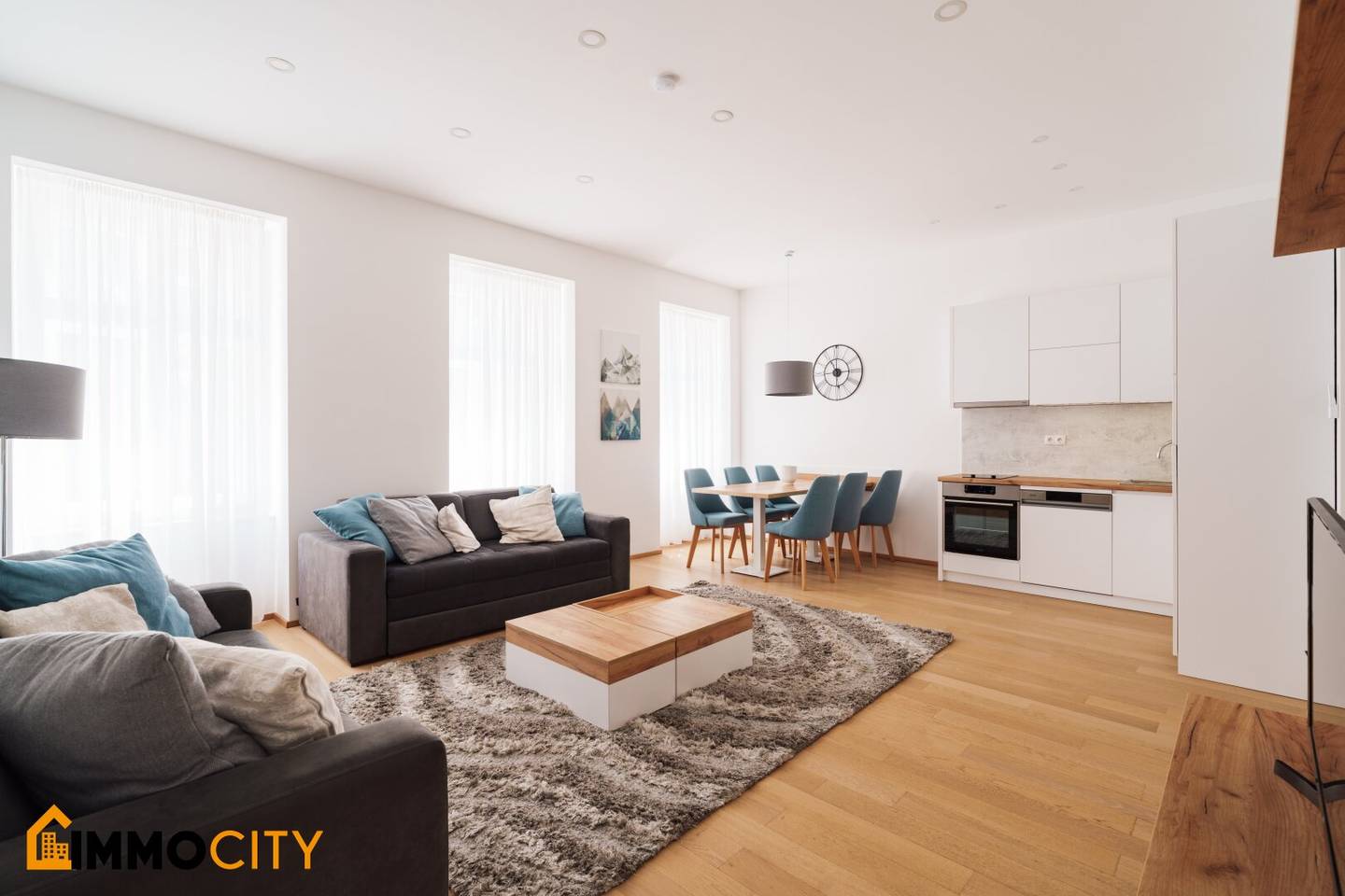 Exclusive 3-room period apartment with courtyard balcony – fully furnished near Naschmarkt