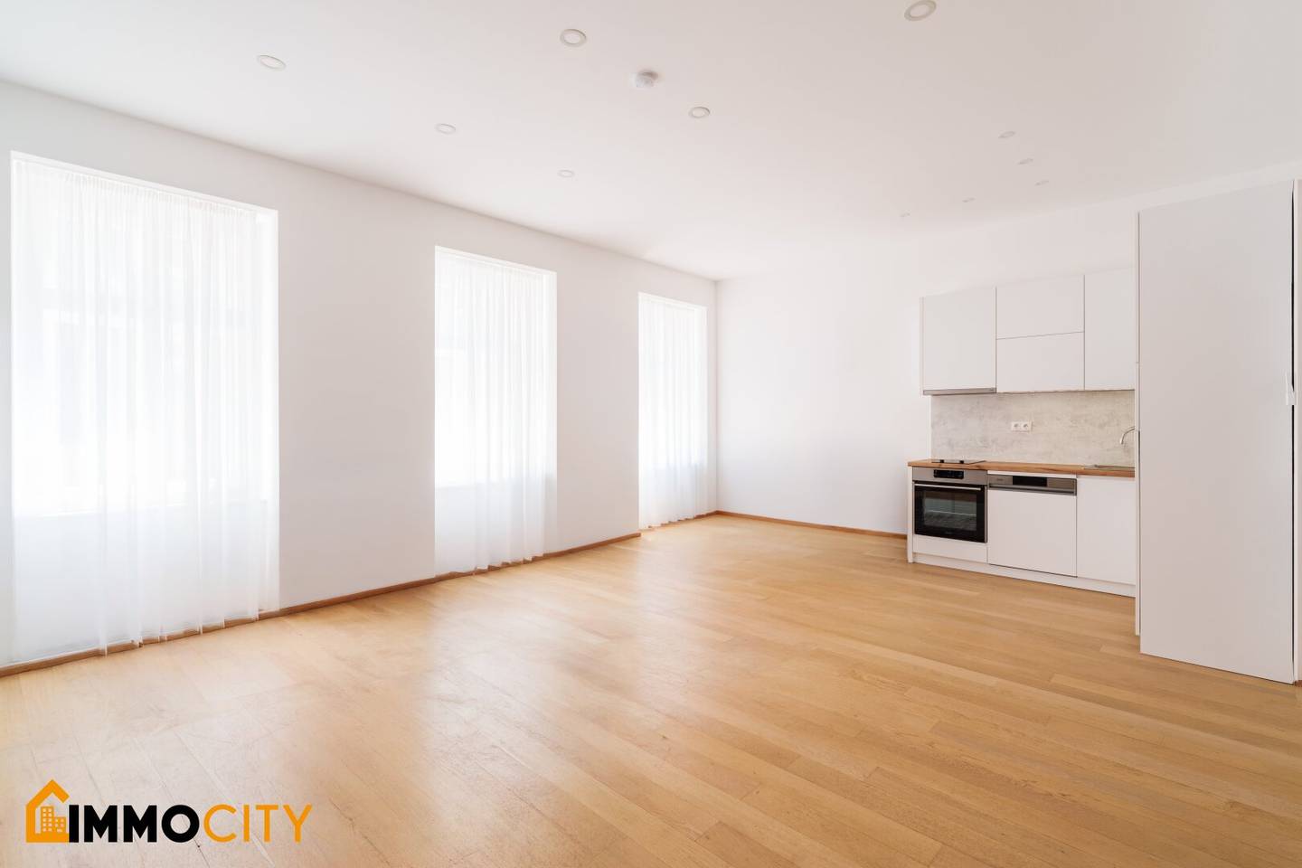 Exclusive 3-room period apartment with courtyard balcony – fully furnished near Naschmarkt