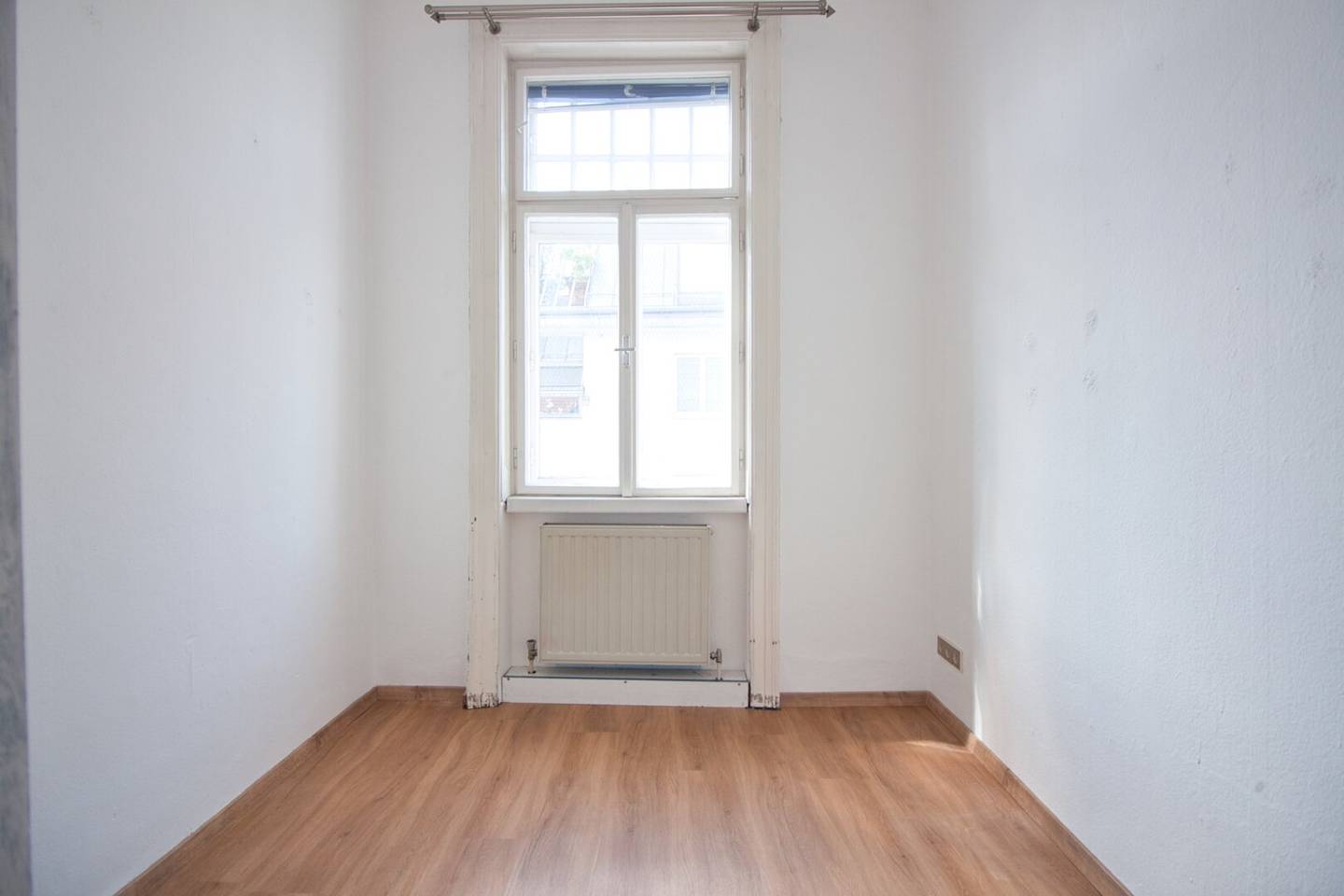 TOP location at Meidlinger Markt | in need of renovation | 2-room | quiet orientation