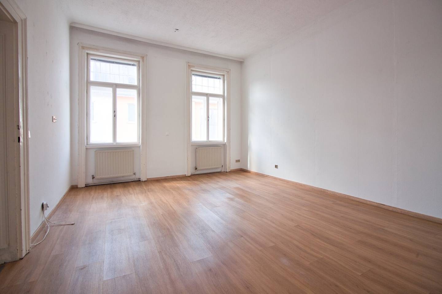 TOP location at Meidlinger Markt | in need of renovation | 2-room | quiet orientation