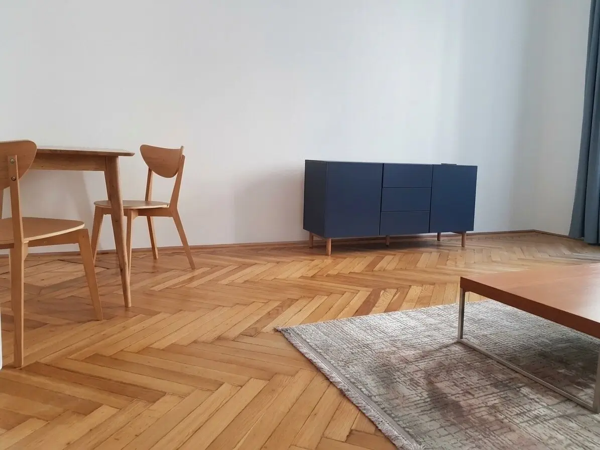Sanierte und möblierte 2-Zimmer-Eigentumswohnung im sanierten Altbau mit Lift und Fernwärmeanschluss!