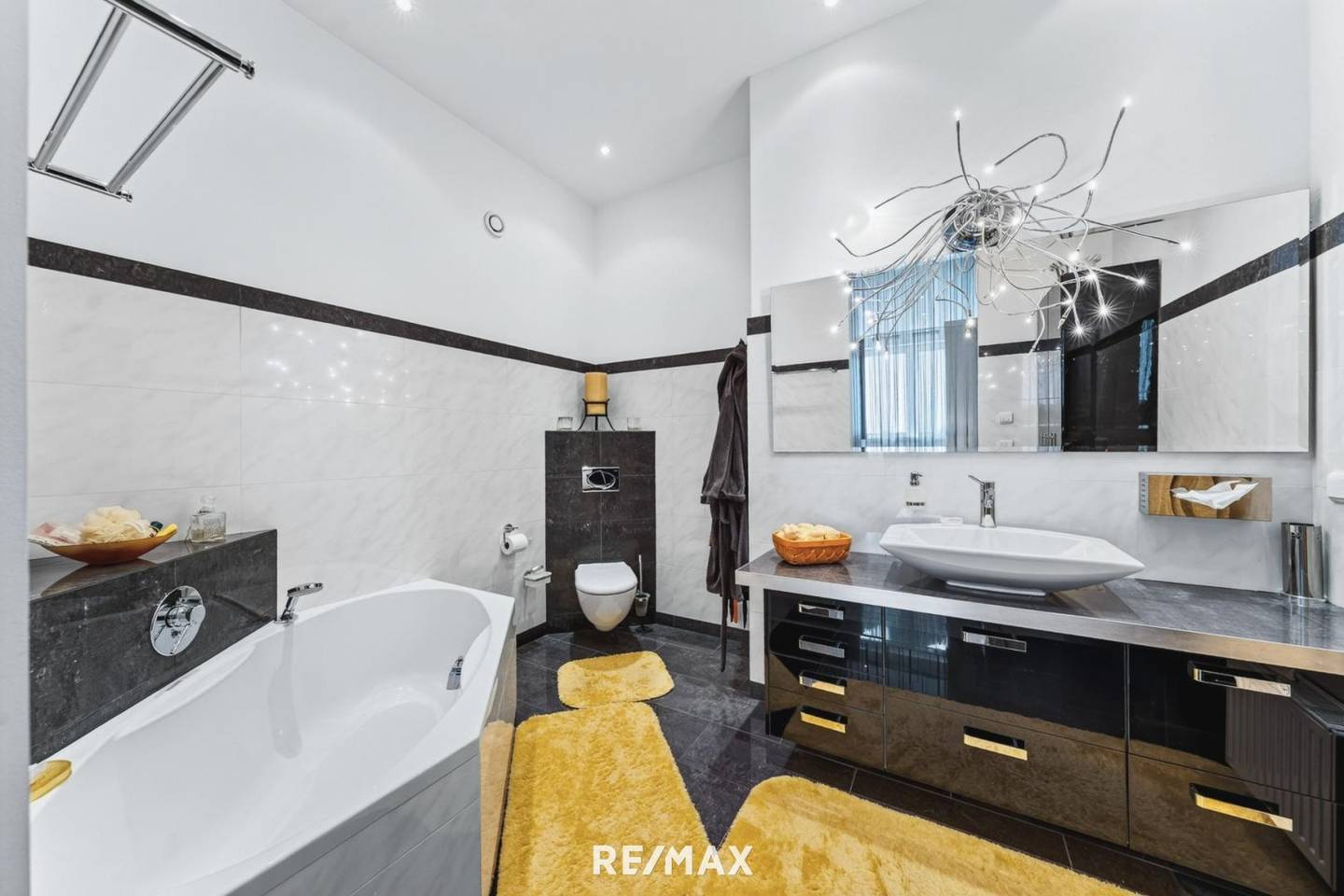 Wohnung mit Kamin und Lift in guter Lage
