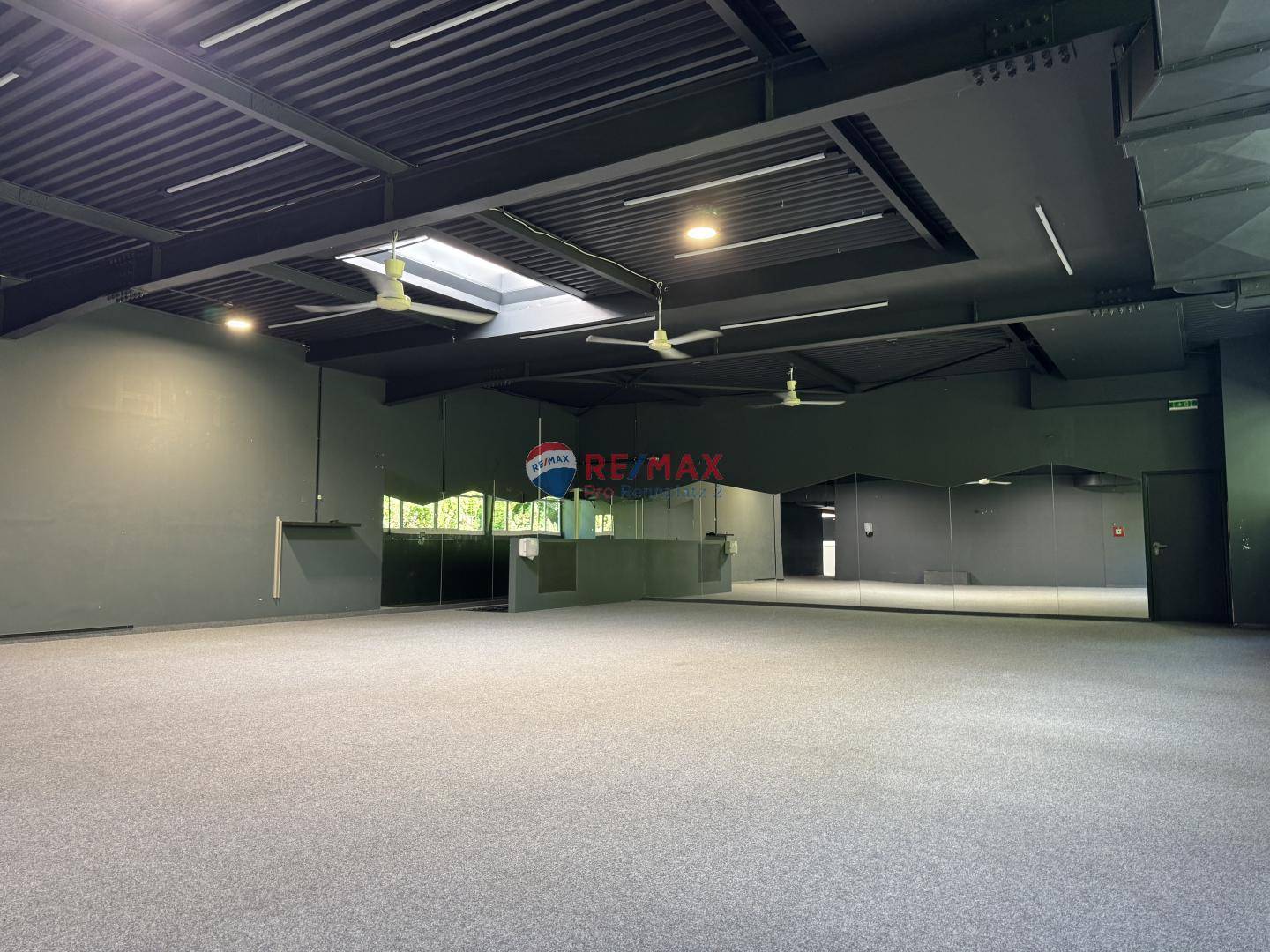 Flexible commercial space as Loftwohnung with parking