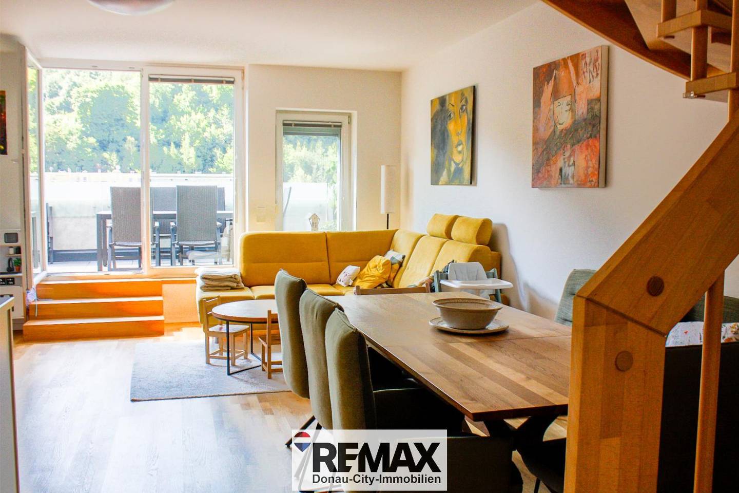 Lichtdurchflutete Maisonettewohnung mit großer Terrasse und Naturblick