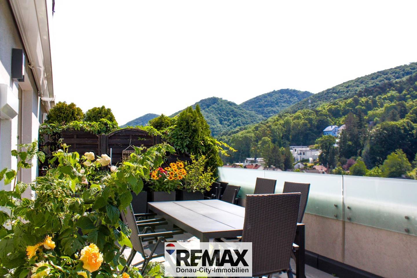 Lichtdurchflutete Maisonettewohnung mit großer Terrasse und Naturblick