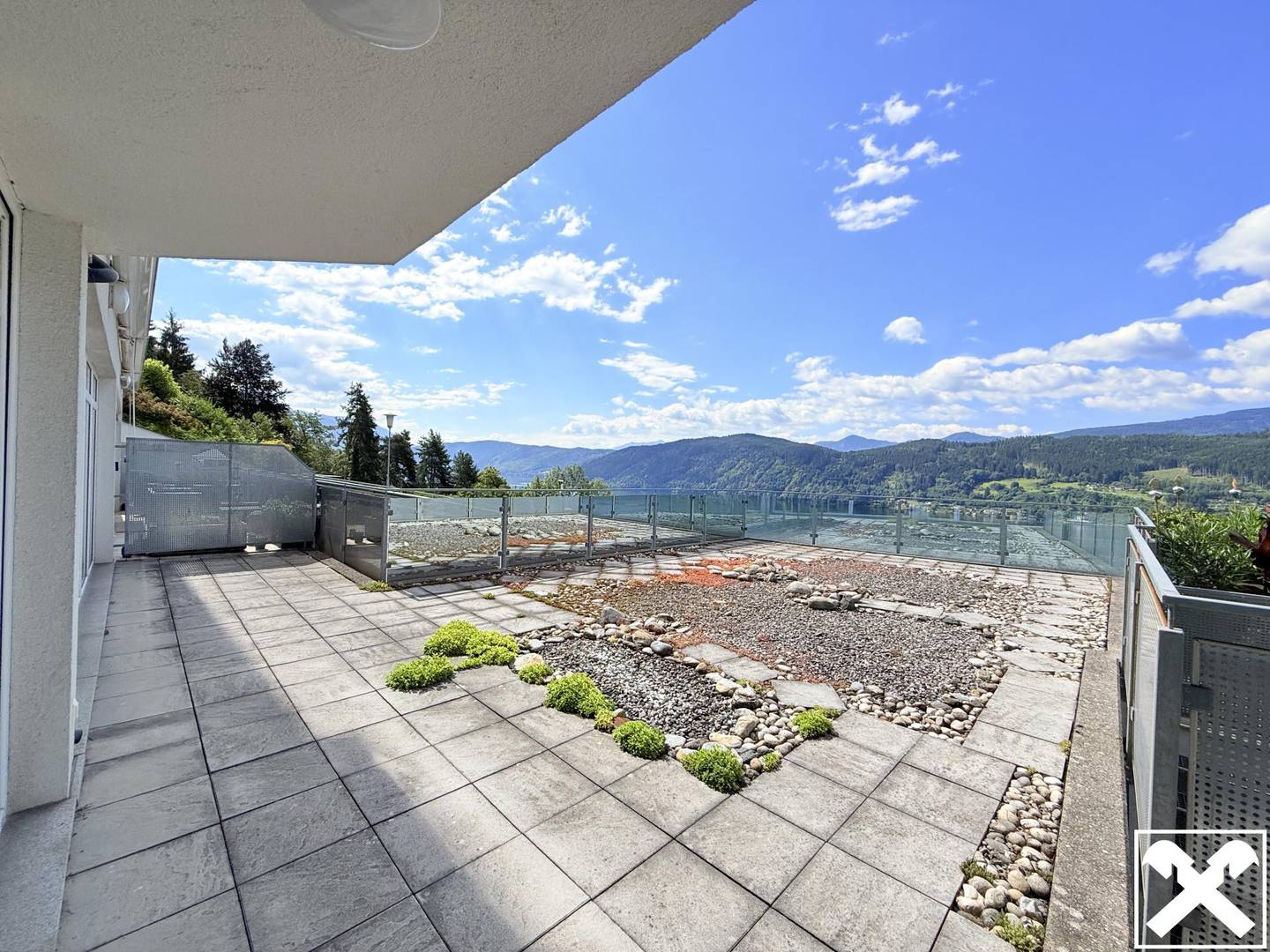 Apartment with panoramic terrace and lake view
