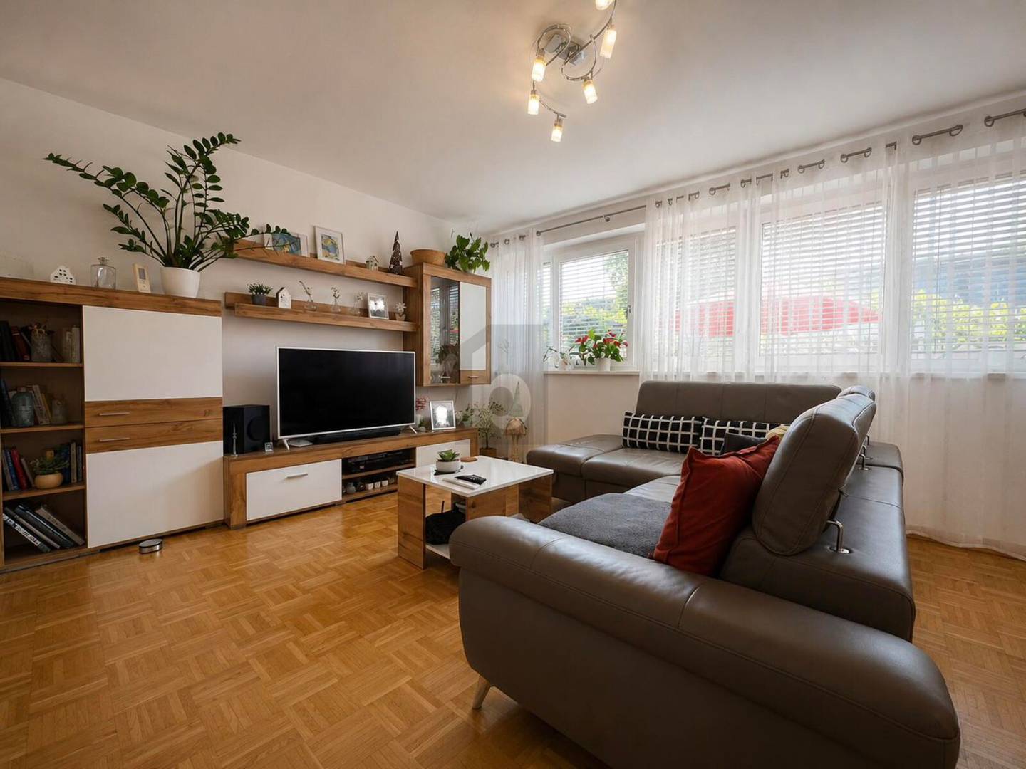 Sunny ground floor apartment with south garden and terrace
