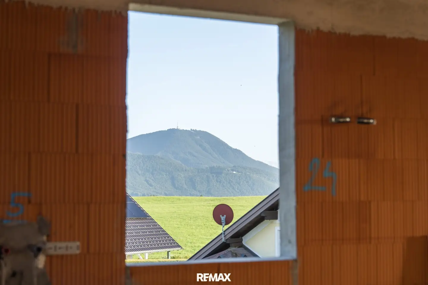 Penthouse character in Elixhausen: panoramic view, 33 m² terrace and up to 4.20 metre ceiling height