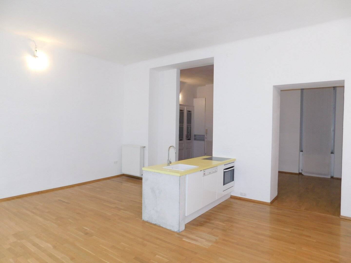Spacious apartment with 4 metre ceiling height - renovated - perfect layout - also commercial