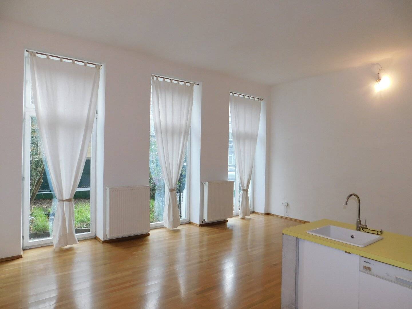 Spacious apartment with 4 metre ceiling height - renovated - perfect layout - also commercial