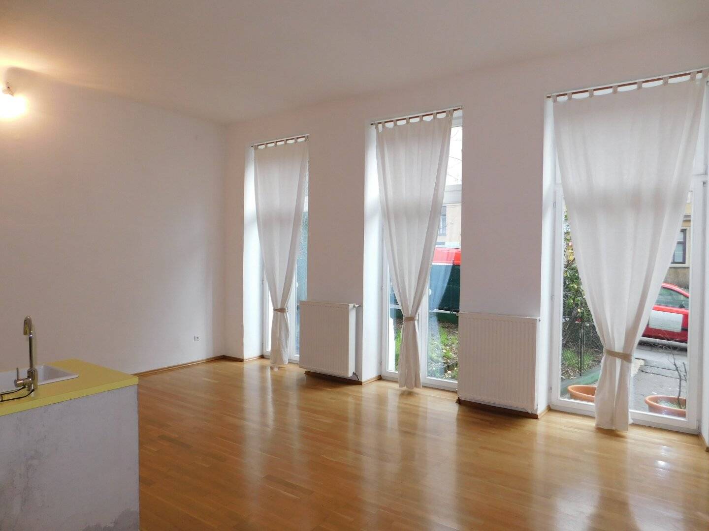 Spacious apartment with 4 metre ceiling height - renovated - perfect layout - also commercial