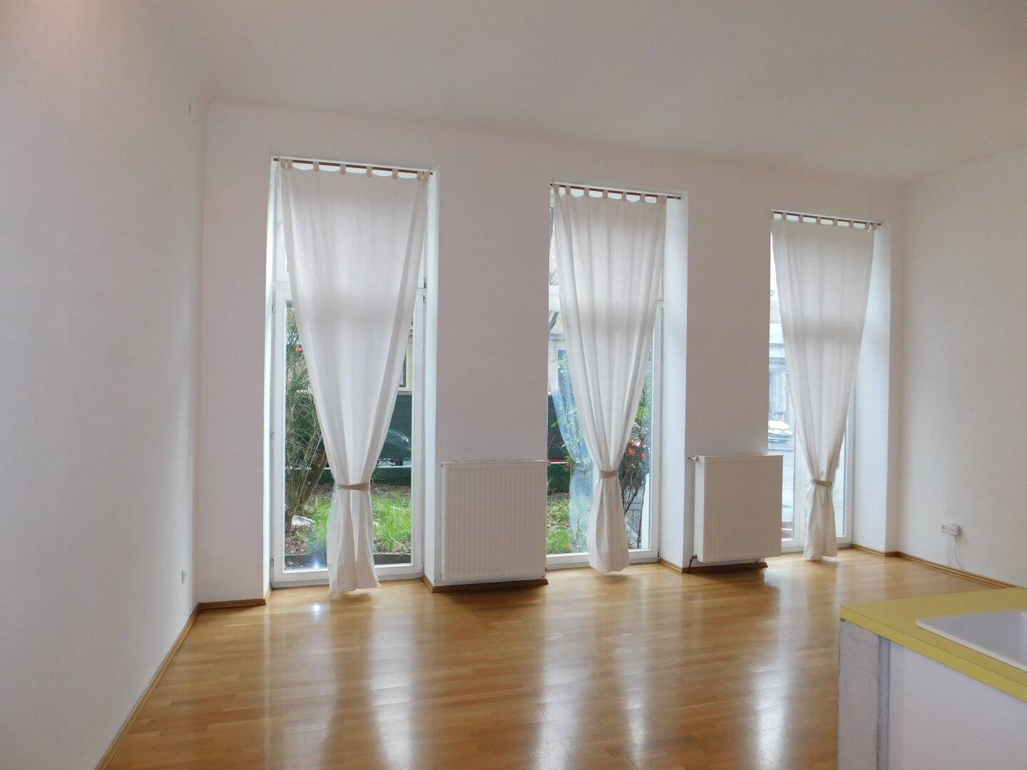 Spacious apartment with 4 metre ceiling height - renovated - perfect layout - also commercial