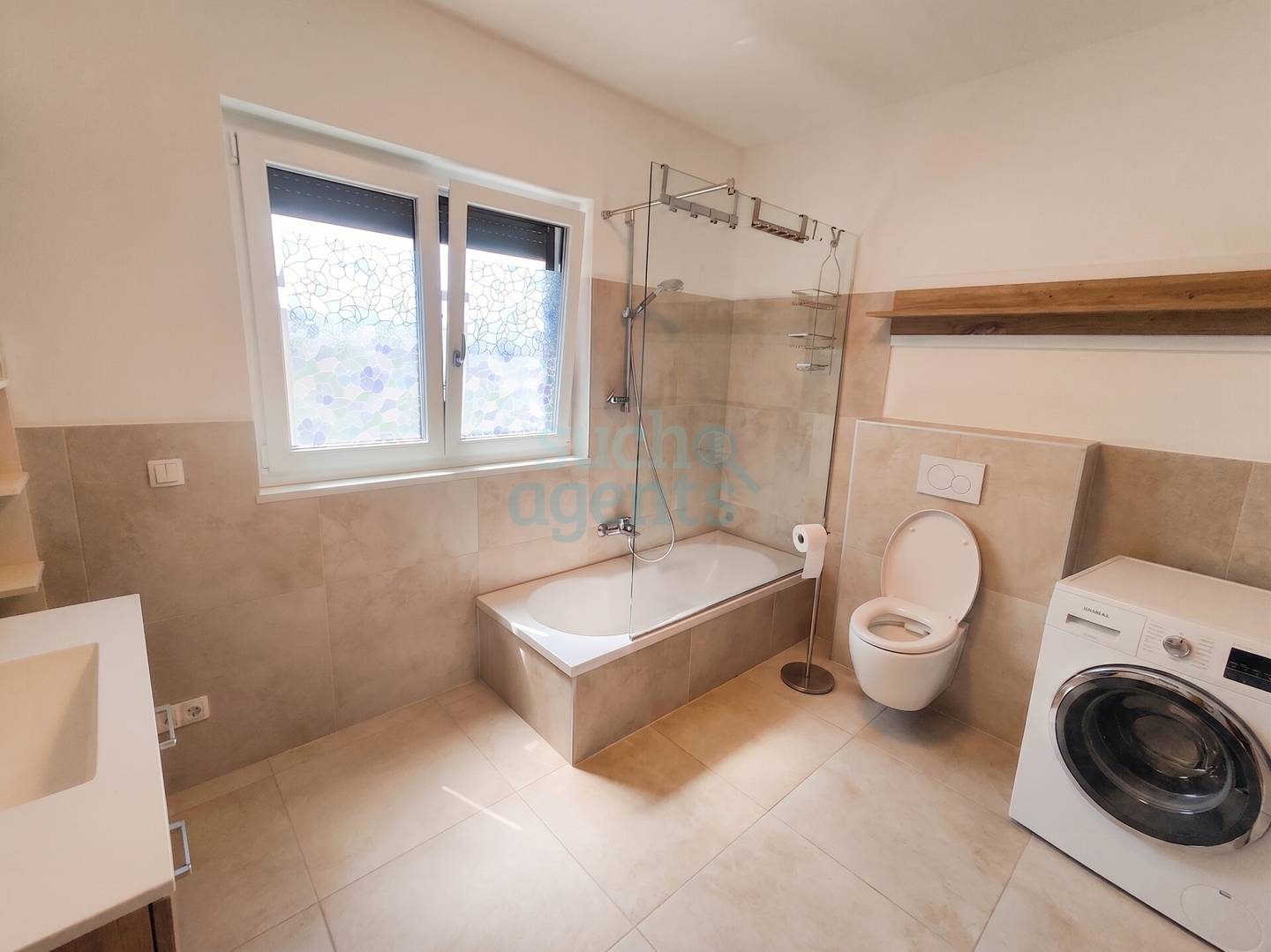 Helle Erdgeschosswohnung mit großem Privatgarten nahe Attersee