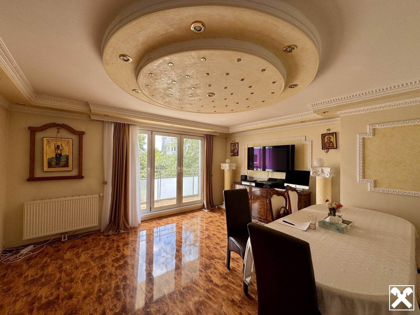 Hofseitige Wohnung mit zwei Loggien und sonnigem Wohnzimmer