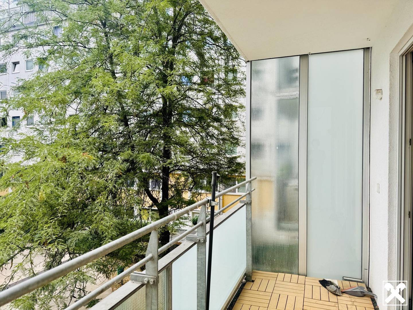 Hofseitige Wohnung mit zwei Loggien und sonnigem Wohnzimmer