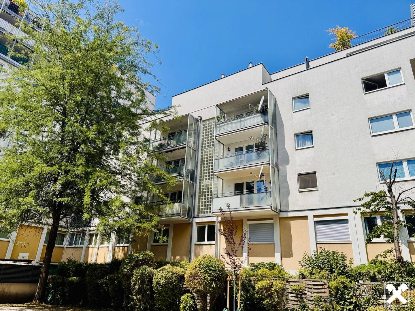 Hofseitige Wohnung mit zwei Loggien und sonnigem Wohnzimmer