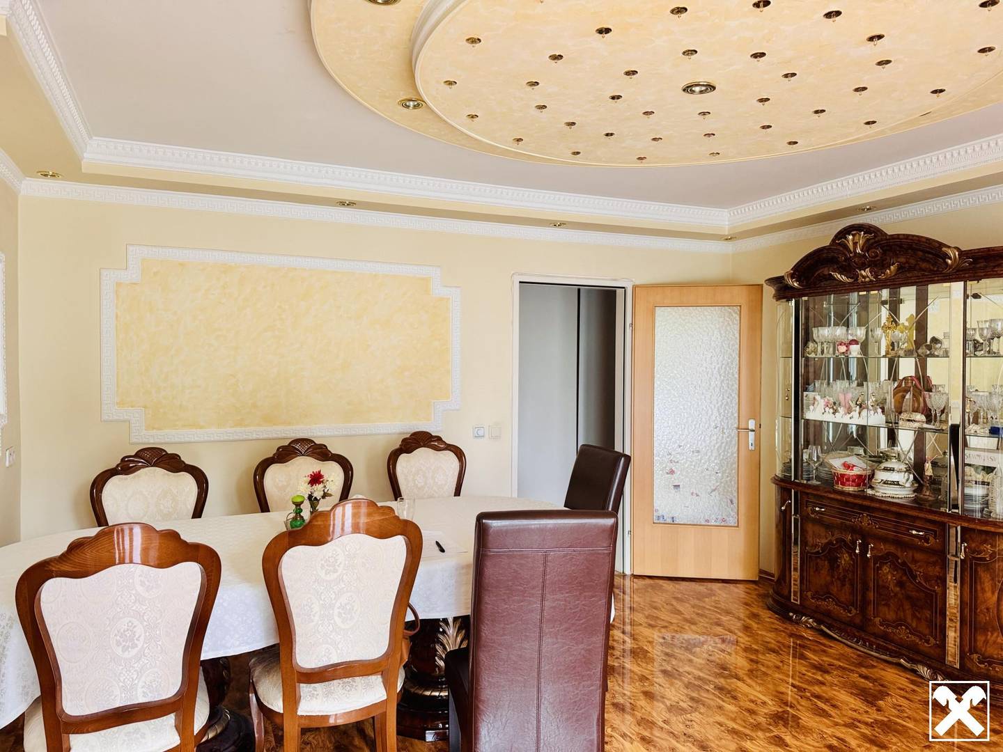 Hofseitige Wohnung mit zwei Loggien und sonnigem Wohnzimmer