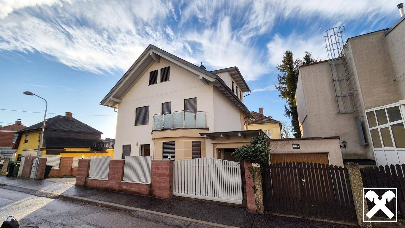 Investment apartment in quiet green setting with garage and garden access