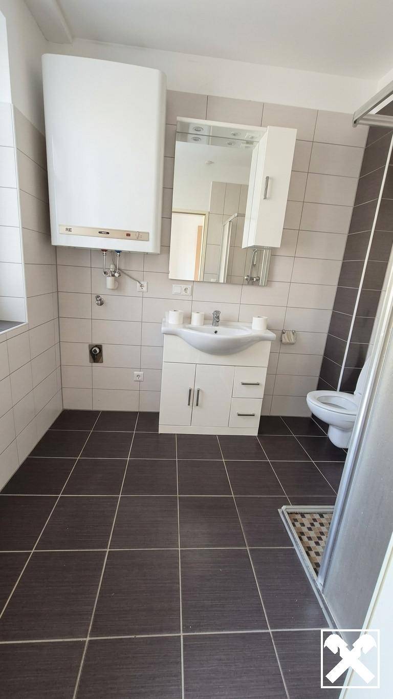 Investment apartment in quiet green setting with garage and garden access