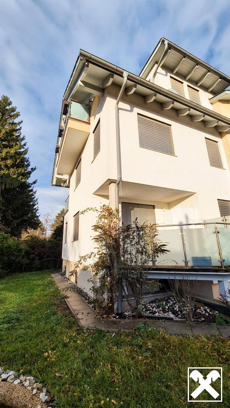 Investment apartment in quiet green setting with garage and garden access