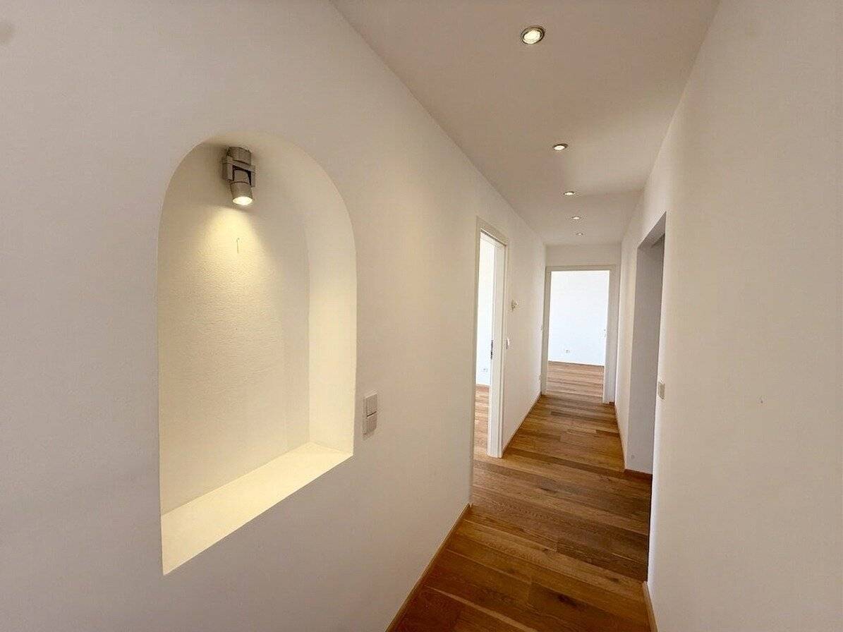 Renovated 109 m² family apartment with private garage – Living at the upgraded Enkplatz