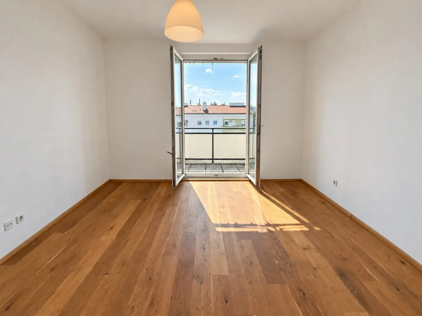 Renovated 109 m² family apartment with private garage – Living at the upgraded Enkplatz