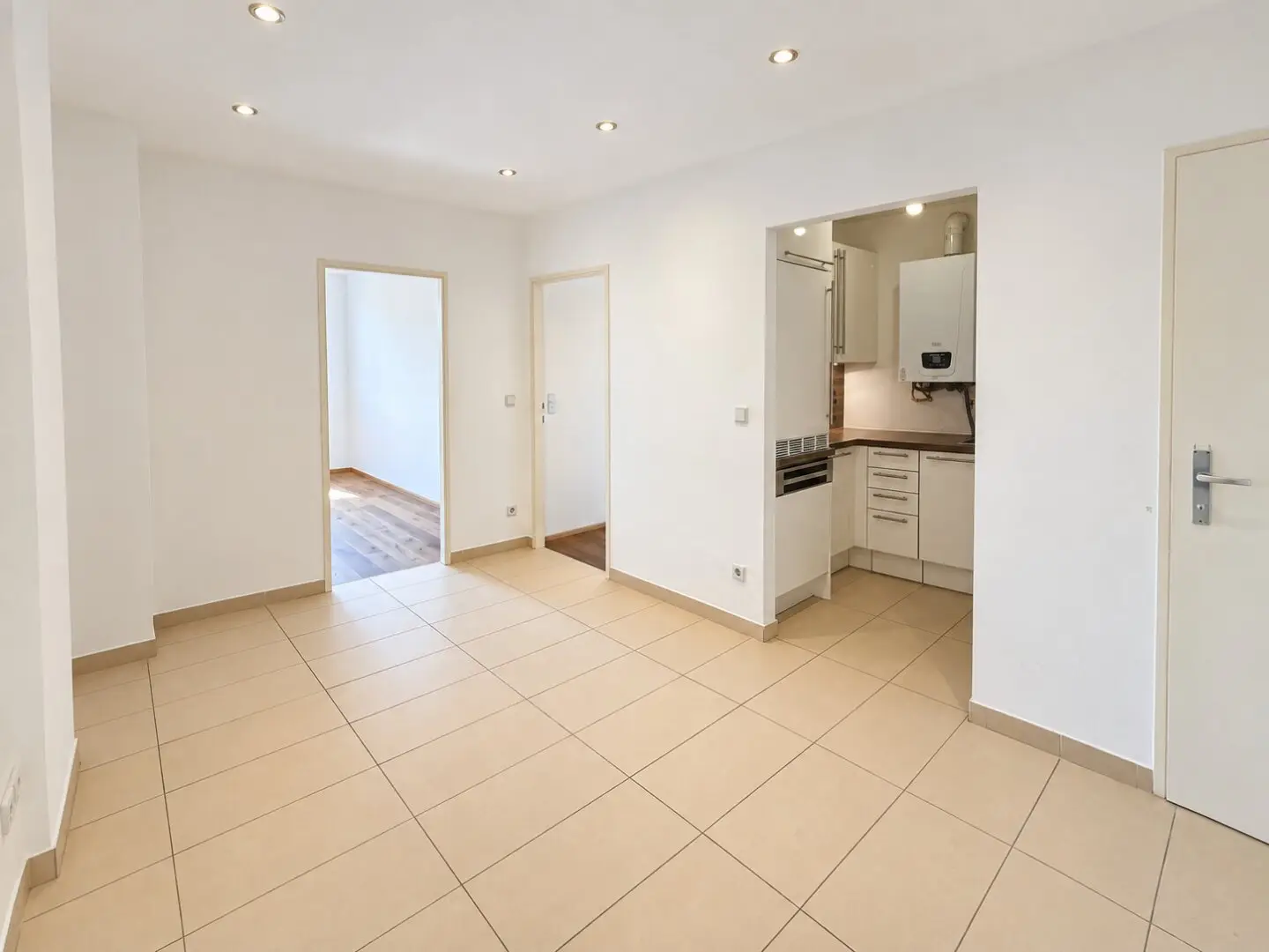Renovated 109 m² family apartment with private garage – Living at the upgraded Enkplatz