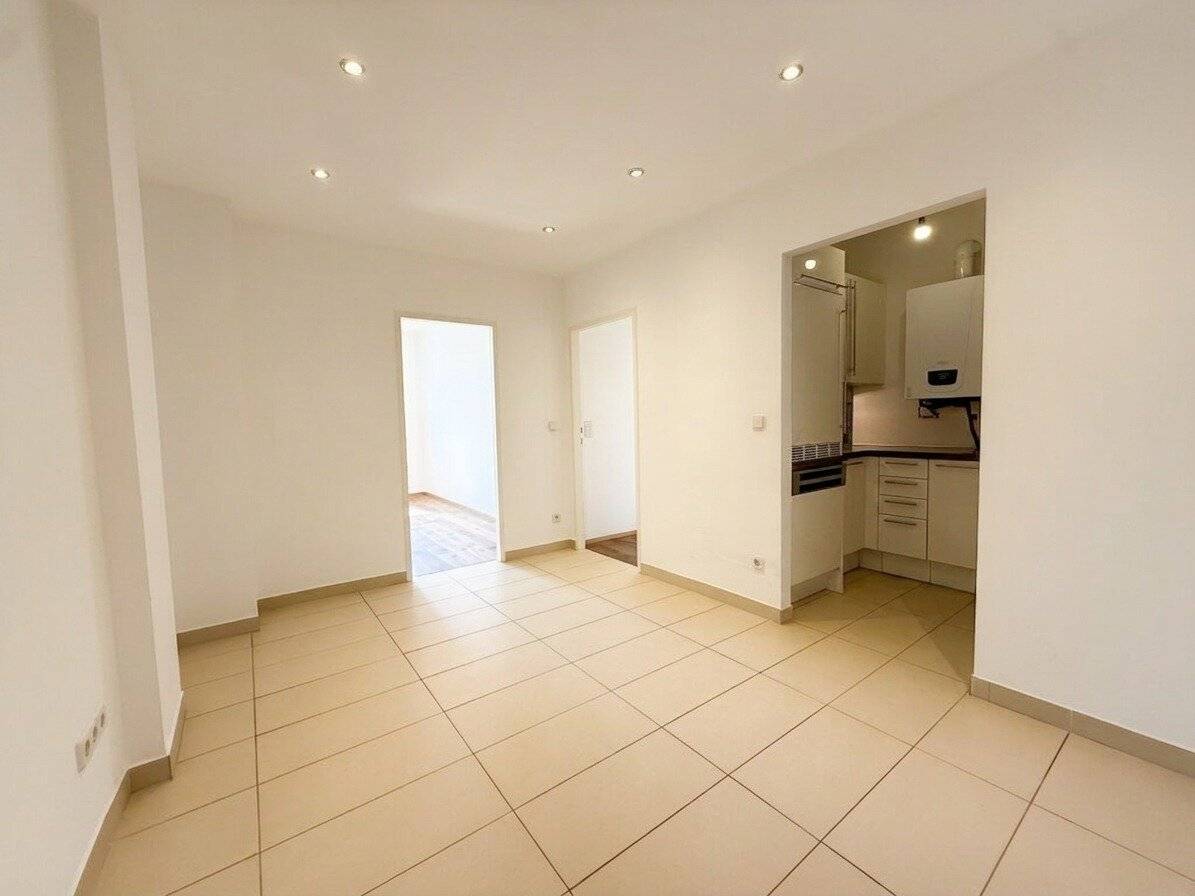Renovated 109 m² family apartment with private garage – Living at the upgraded Enkplatz