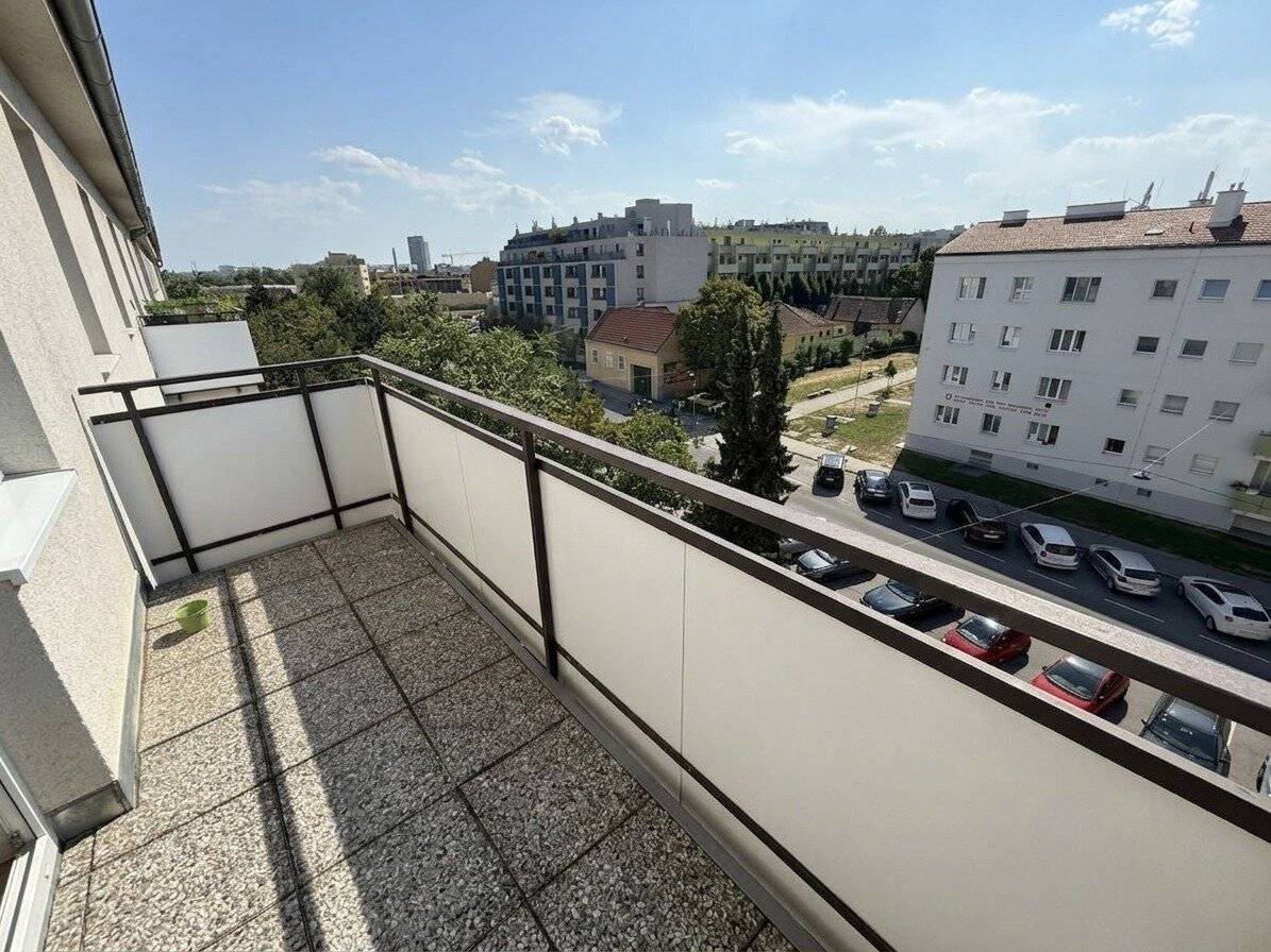 Renovated 109 m² family apartment with private garage – Living at the upgraded Enkplatz