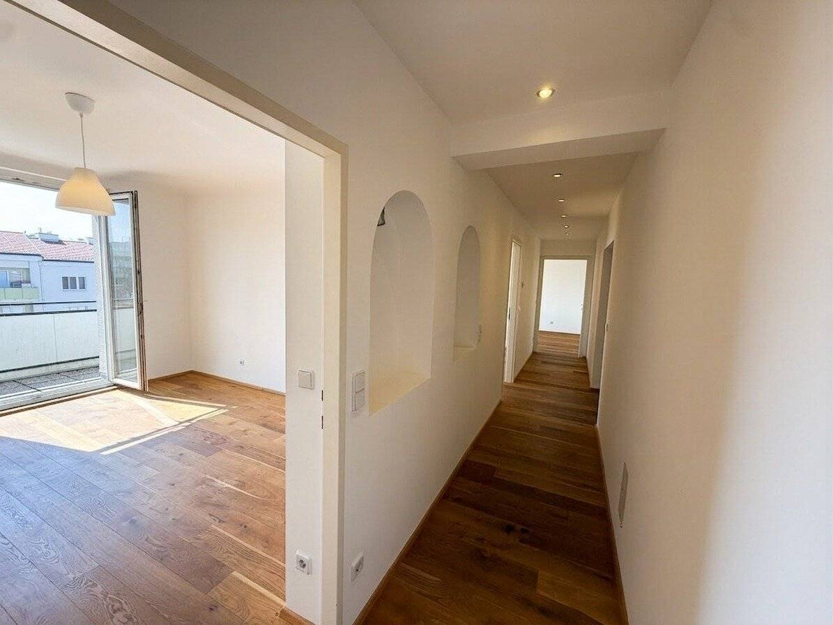Renovated 109 m² family apartment with private garage – Living at the upgraded Enkplatz