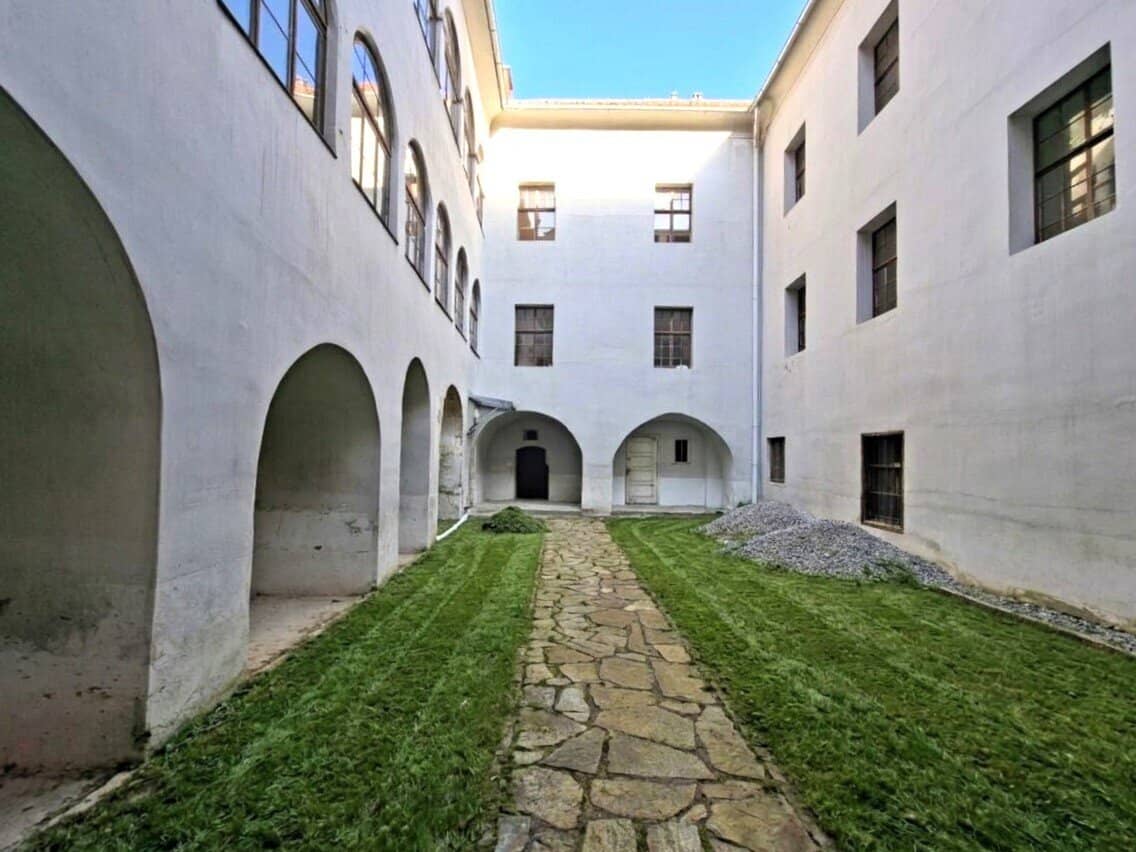Geschichtsträchtige Schlossanlage mit historischer, beeindruckender Substanz