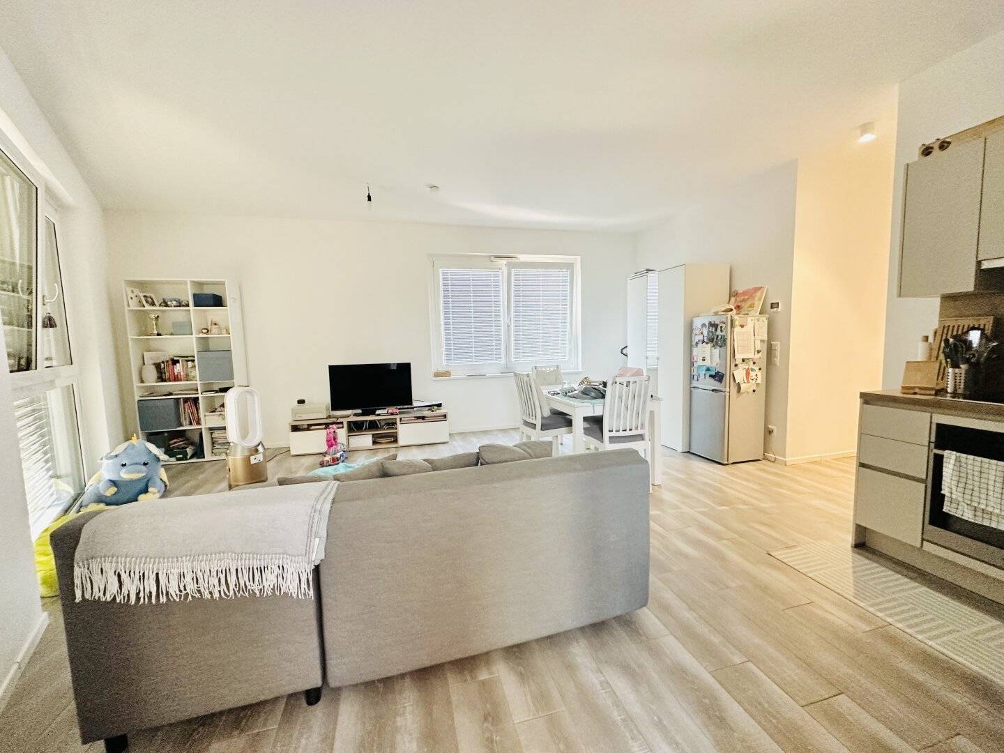 LOOKING FOR A SUCCESSOR TENANT! Great 3 room apartment + balcony! Top location very near the Central Station &amp; Belvedere! Subway nearby