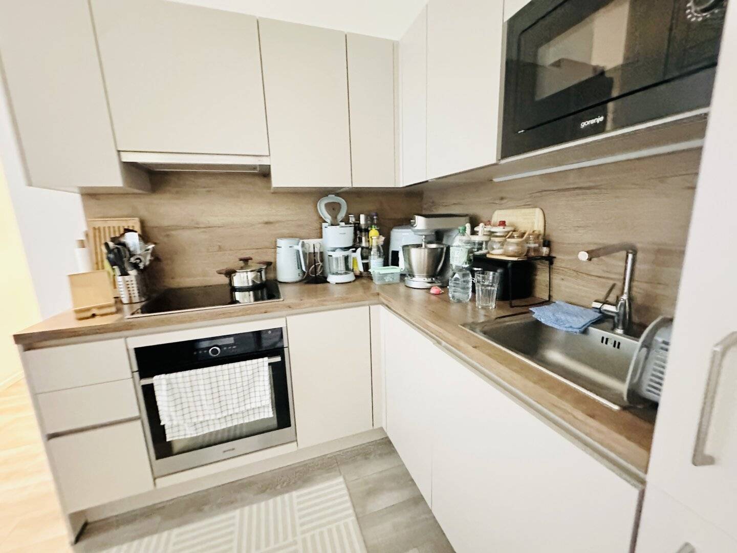 LOOKING FOR A SUCCESSOR TENANT! Great 3 room apartment + balcony! Top location very near the Central Station &amp; Belvedere! Subway nearby