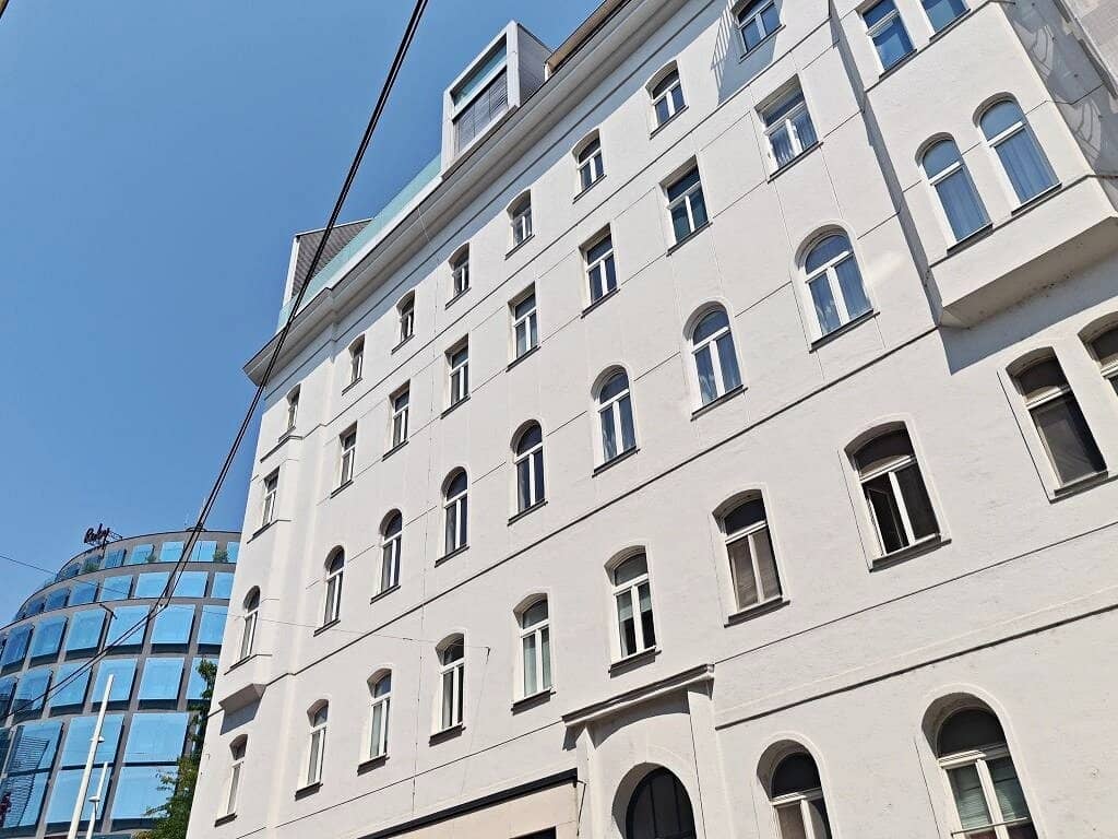 FUZO Mariahilfer Straße, 72 m2 old building, 2 rooms, complete kitchen, shower bathroom, 1st elevator floor, Stumpergasse, subway nearby