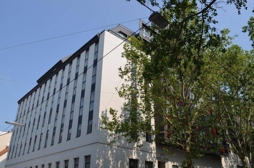 INNSTRASSE, 62 m2 new building including 9 m2 loggia, 2 rooms, complete kitchen, parquet, 3rd floor with elevator
