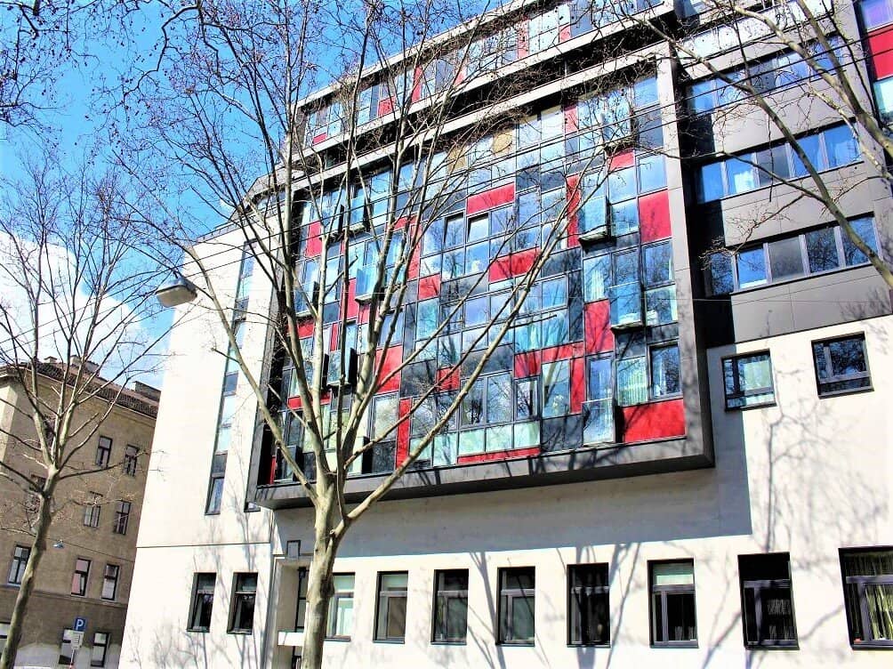 INNSTRASSE, 62 m2 new building including 9 m2 loggia, 2 rooms, complete kitchen, parquet, 3rd floor with elevator