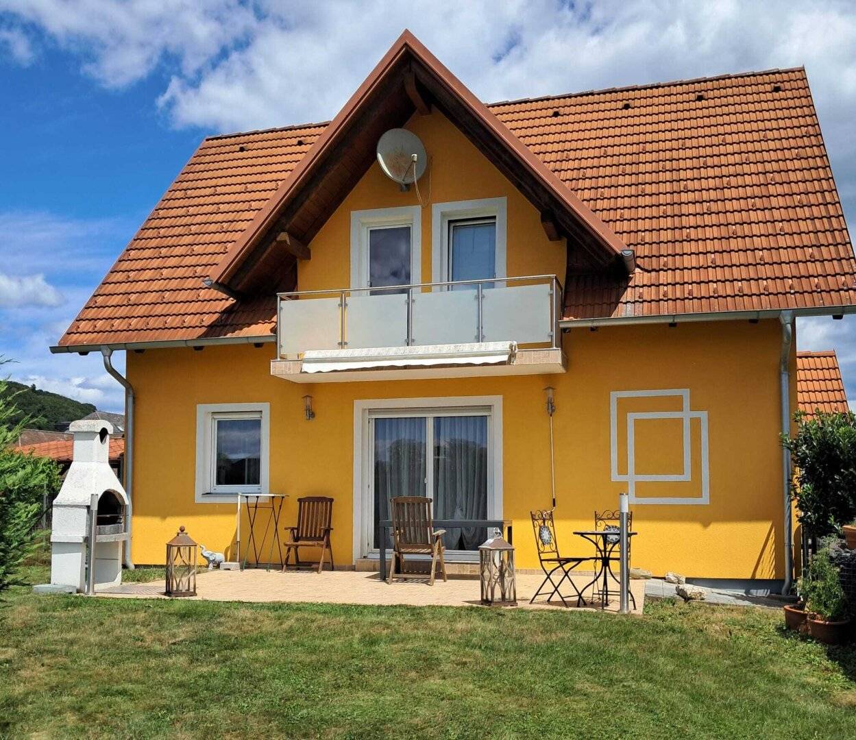 Sonniges Einfamilienhaus in Ruhelage – 4 Zimmer, Garten, Balkon, Carport