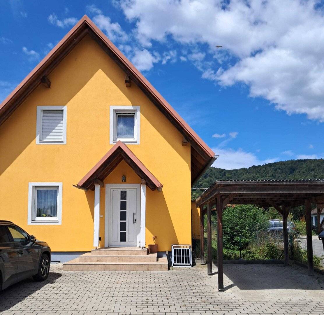 Sonniges Einfamilienhaus in Ruhelage – 4 Zimmer, Garten, Balkon, Carport