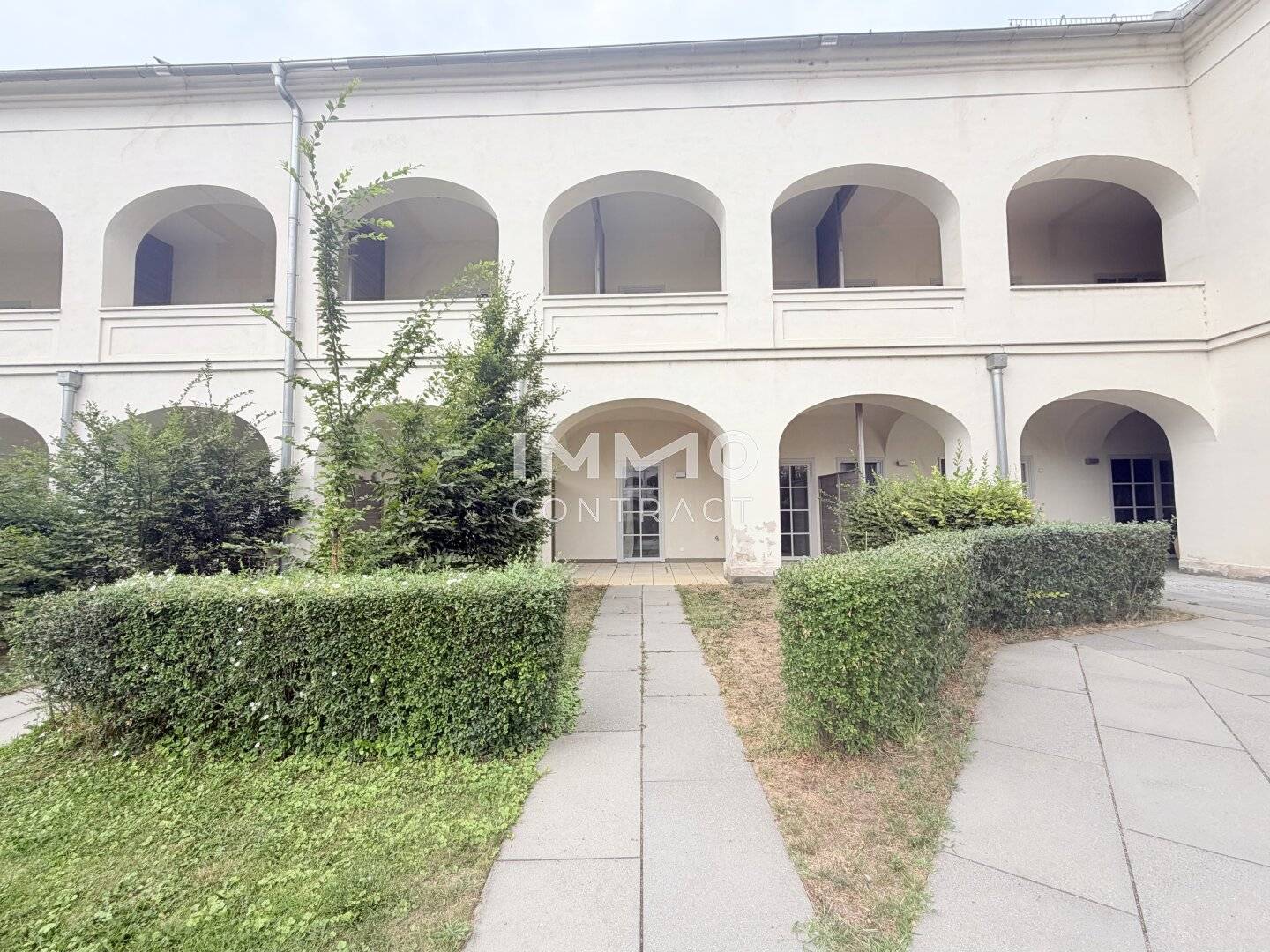 Small fine garden apartment in the historic Schloss Neusiedl