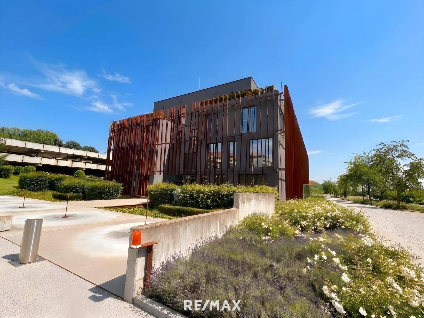 Modernes Gebäude mit Parkhaus und PV Anlegerwohnung