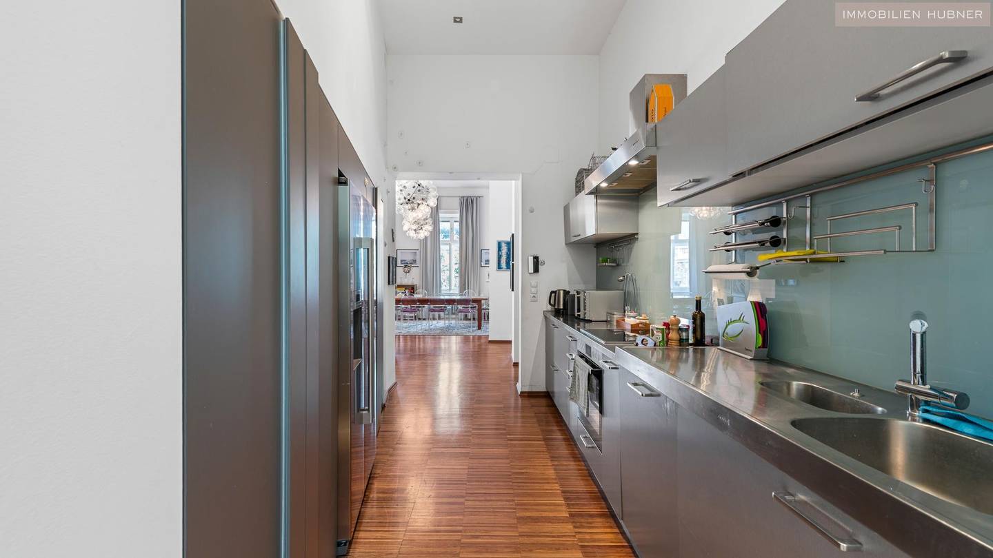 Designer Altbauwohnung with lift and park view