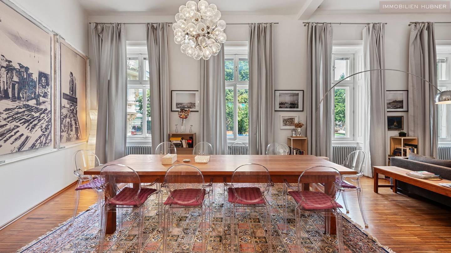 Designer Altbauwohnung with lift and park view
