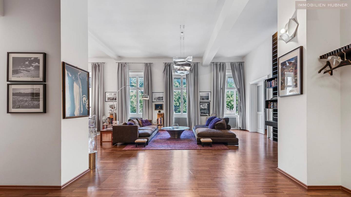 Designer Altbauwohnung with lift and park view