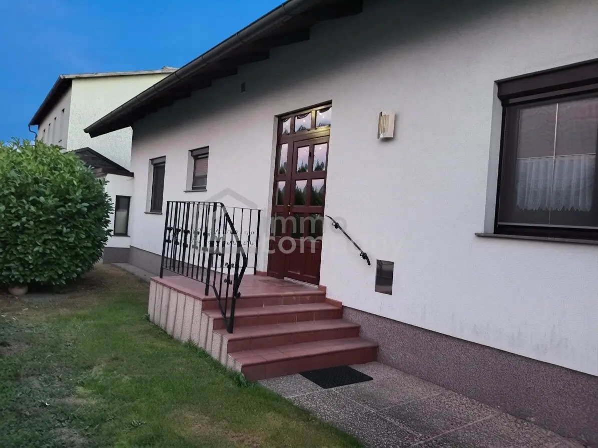 Charmanter Bungalow in Theresienfeld, 4 Zimmer, Garten, Terrasse, Garage