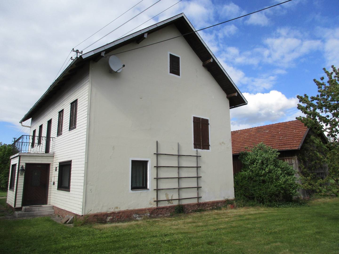Former farmhouse with expansive garden Apartment
