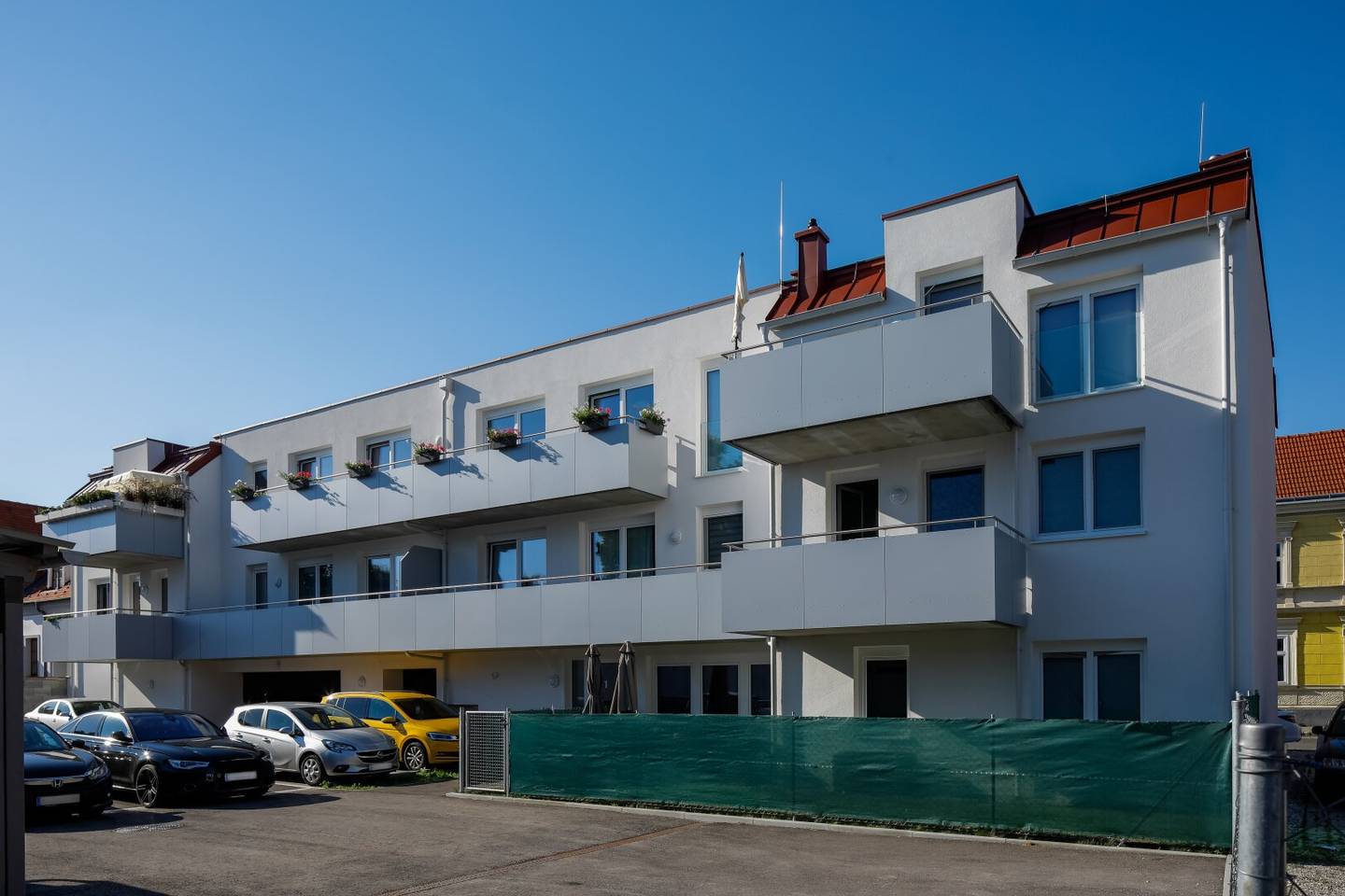 YOUNG LIVING: centrally located starter apartment
