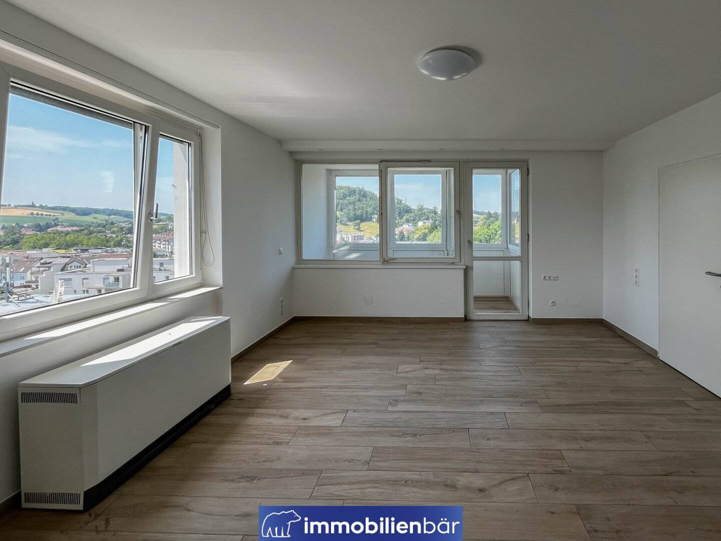 Living with a View: Bright 2-Room Apartment on the 7th Floor with Distant View