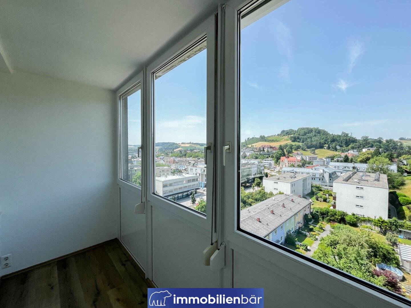 Living with a View: Bright 2-Room Apartment on the 7th Floor with Distant View