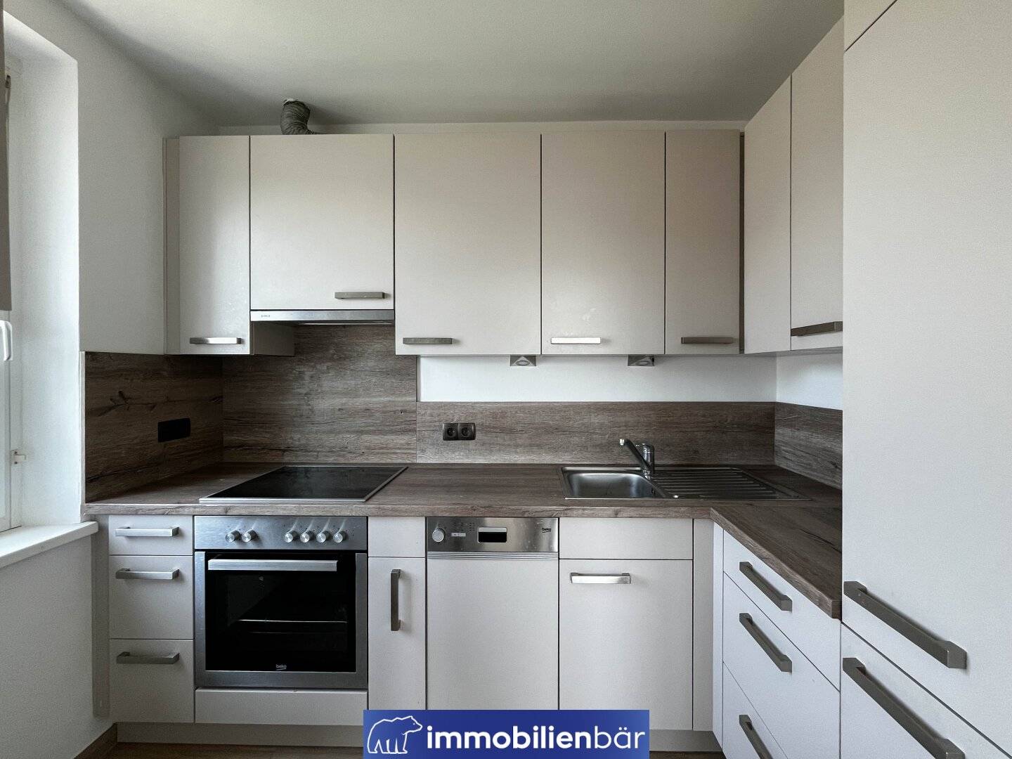 Living with a View: Bright 2-Room Apartment on the 7th Floor with Distant View