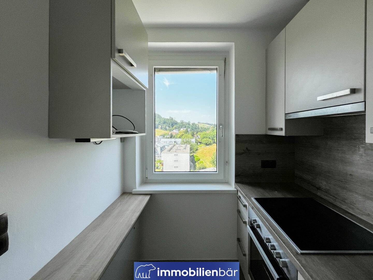 Living with a View: Bright 2-Room Apartment on the 7th Floor with Distant View